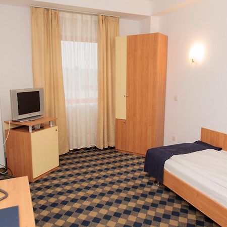 Plus Hotel Крайова Номер фото