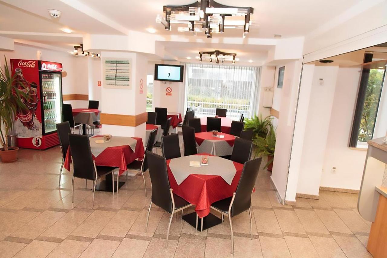 Plus Hotel Крайова Екстер'єр фото
