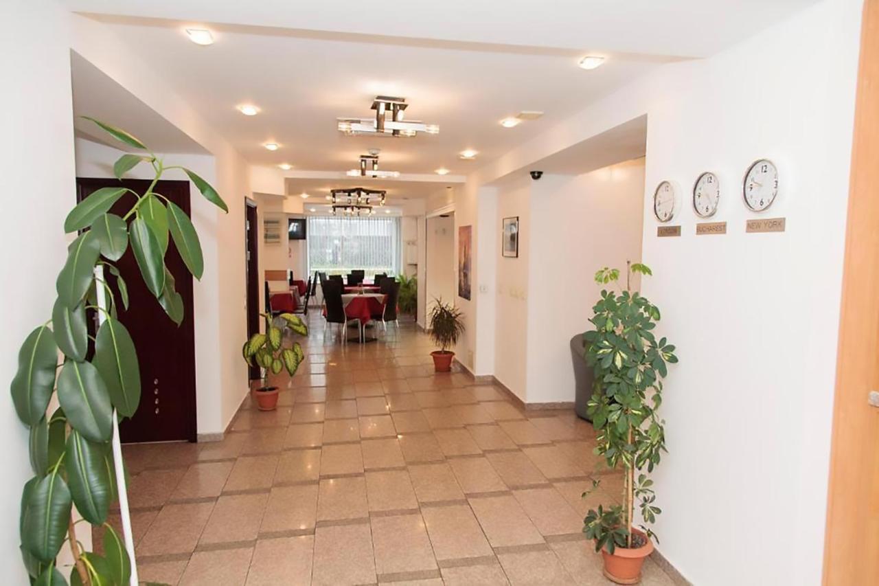 Plus Hotel Крайова Екстер'єр фото