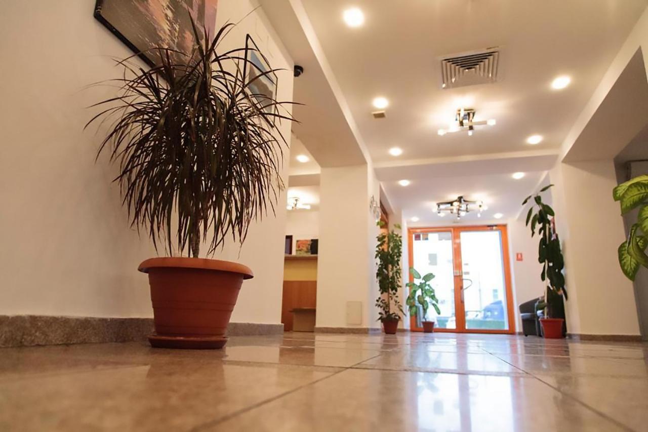 Plus Hotel Крайова Екстер'єр фото