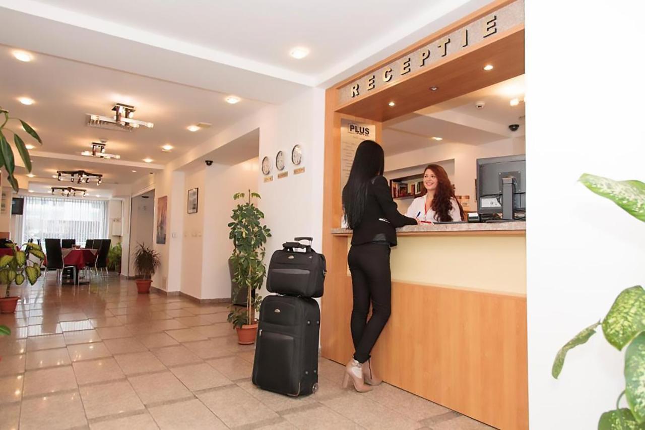 Plus Hotel Крайова Екстер'єр фото