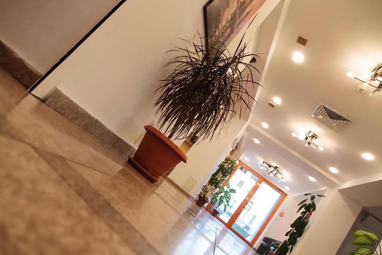 Plus Hotel Крайова Екстер'єр фото