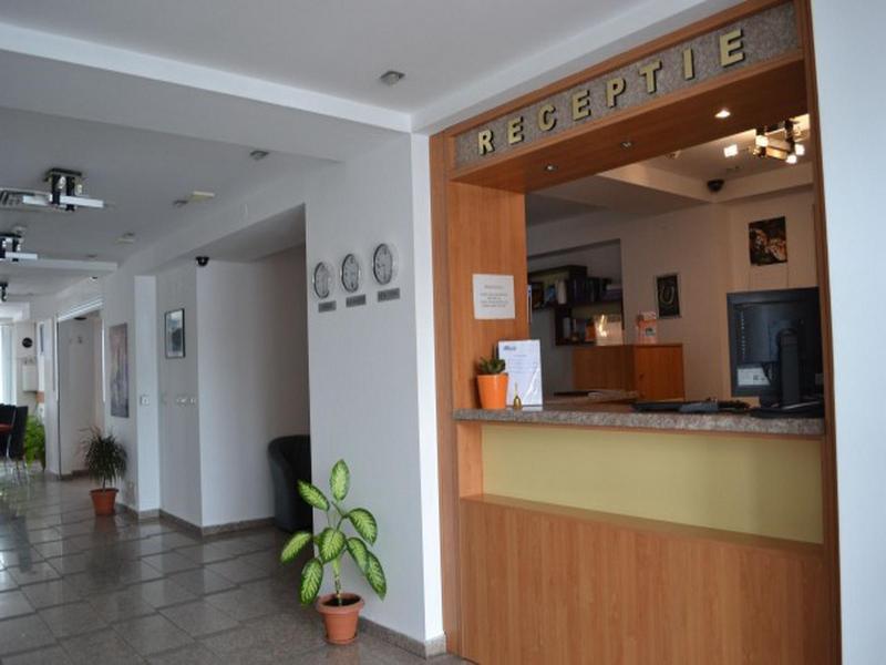 Plus Hotel Крайова Екстер'єр фото