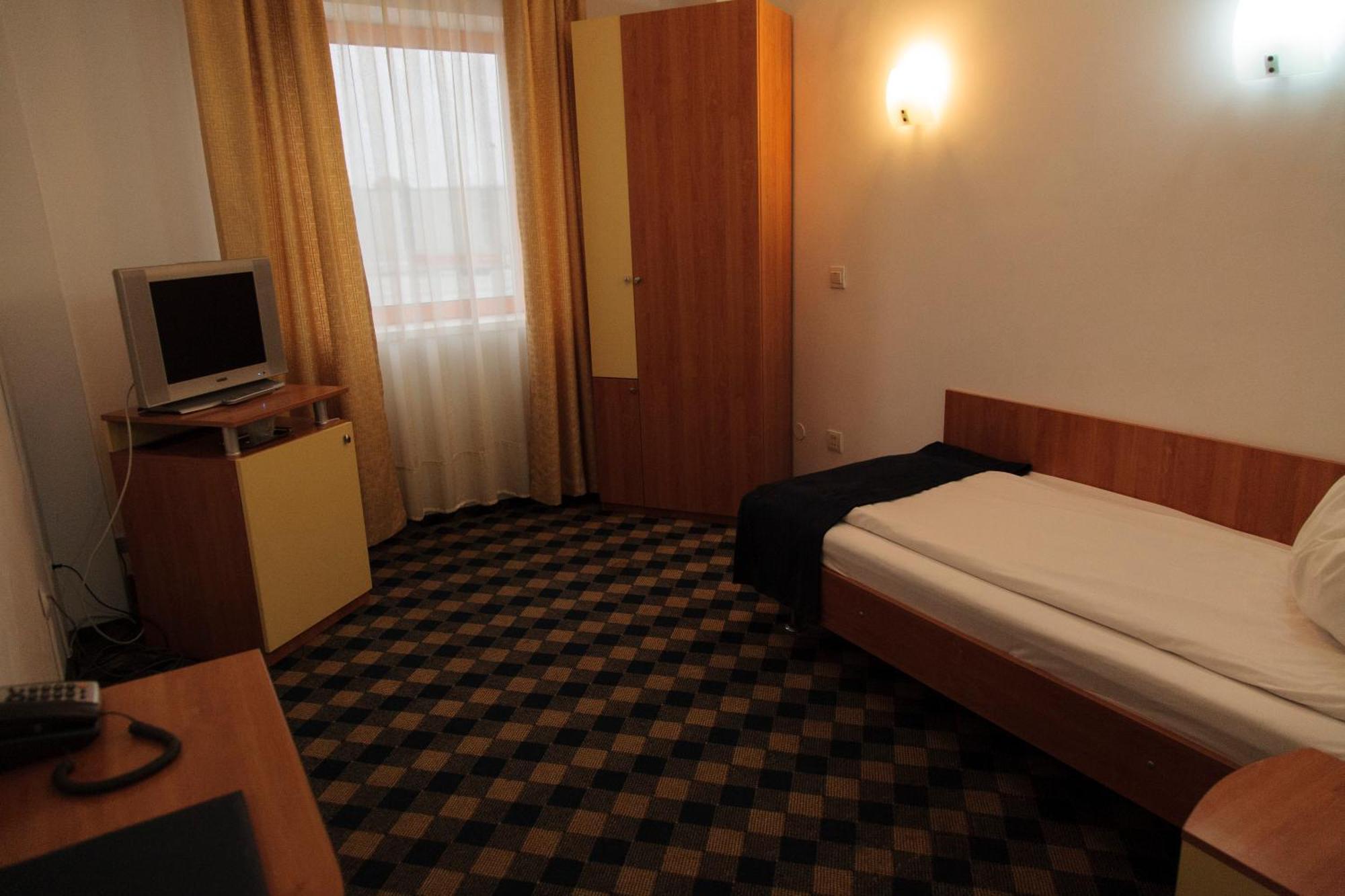 Plus Hotel Крайова Номер фото