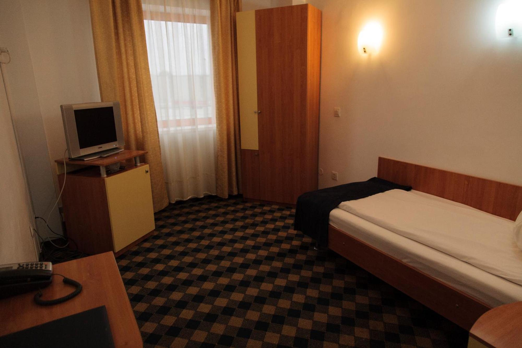 Plus Hotel Крайова Номер фото