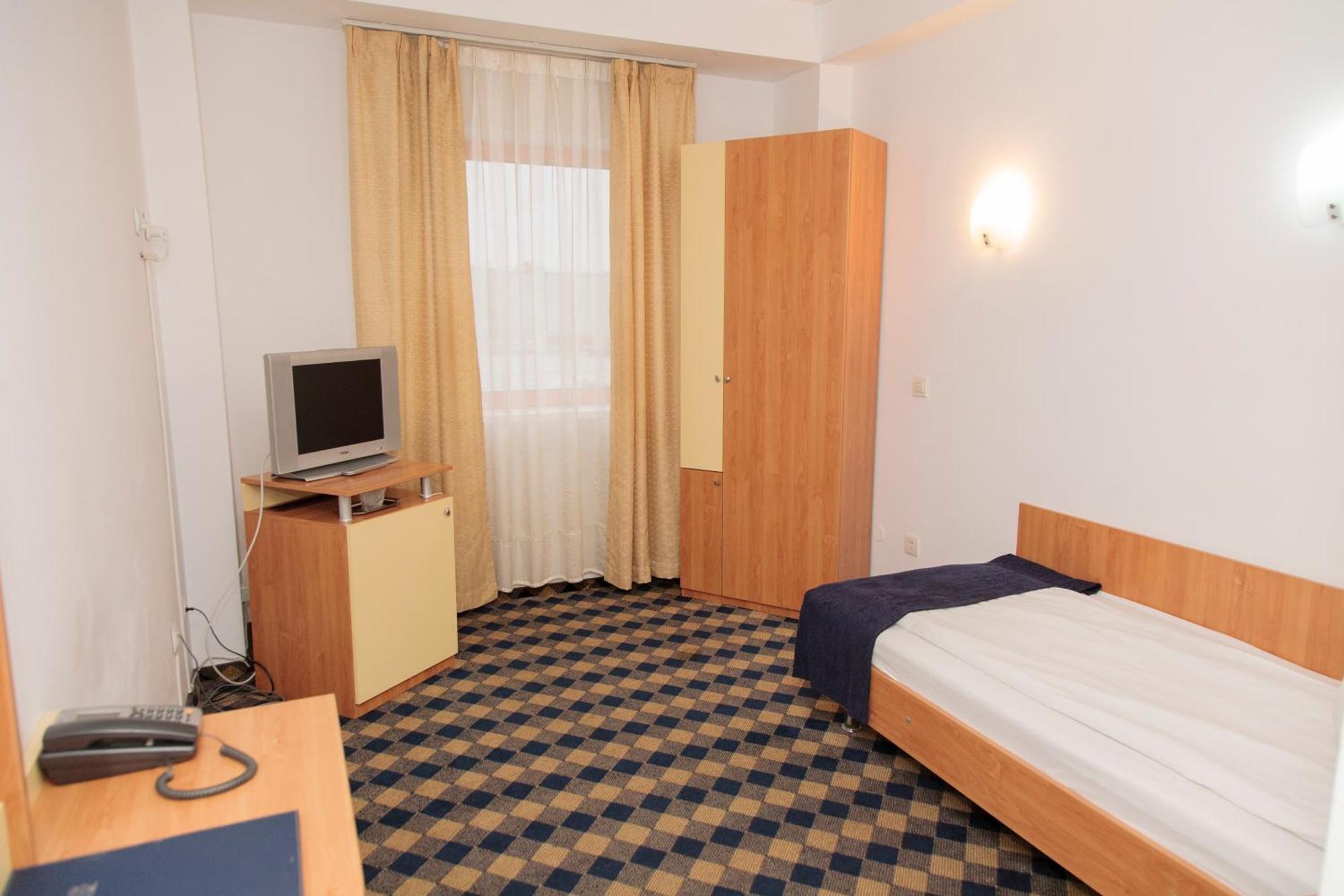 Plus Hotel Крайова Номер фото