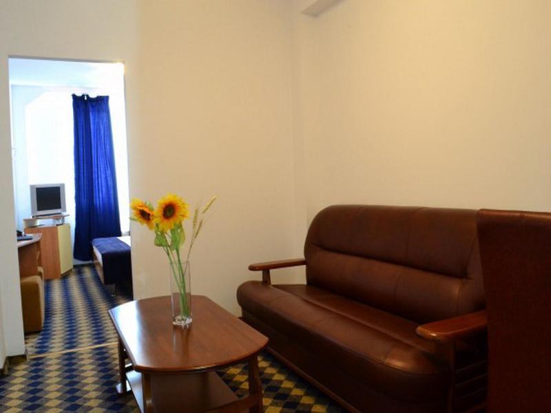 Plus Hotel Крайова Екстер'єр фото
