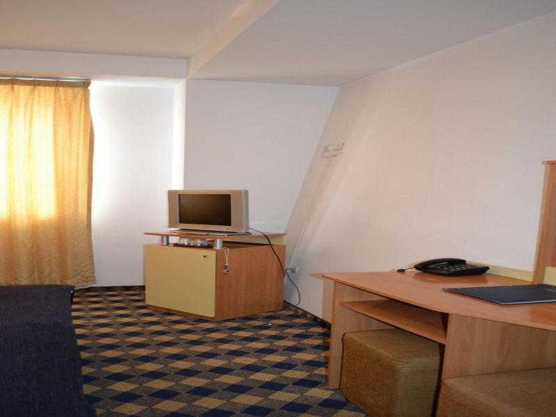 Plus Hotel Крайова Екстер'єр фото