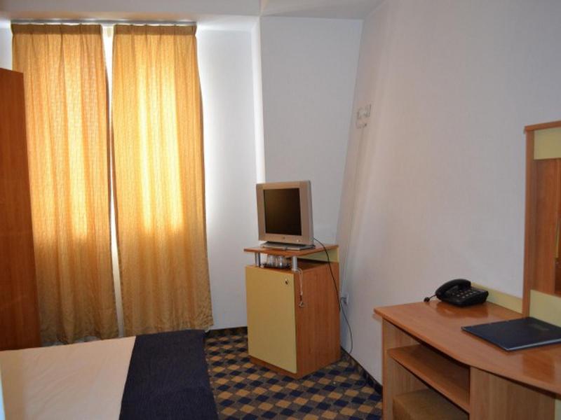 Plus Hotel Крайова Екстер'єр фото