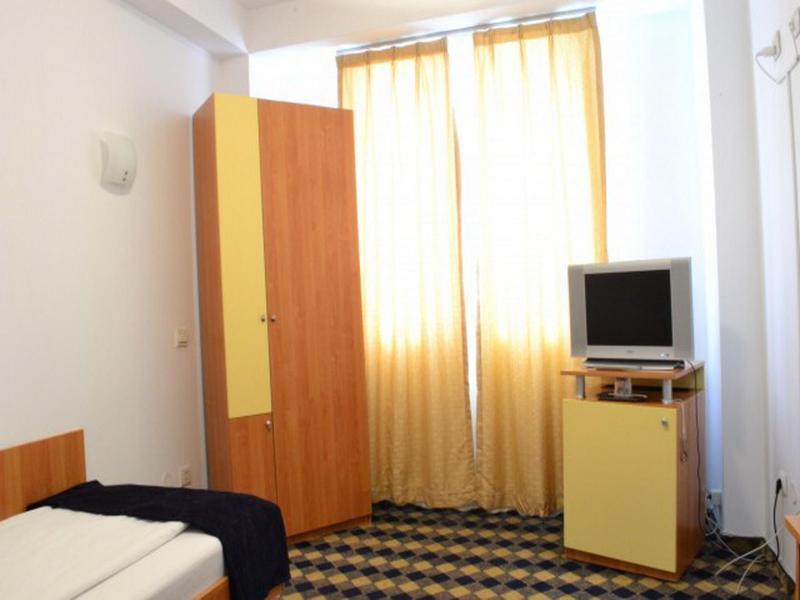 Plus Hotel Крайова Екстер'єр фото