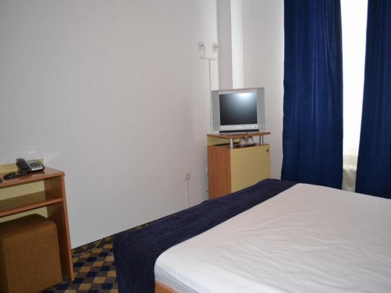 Plus Hotel Крайова Екстер'єр фото