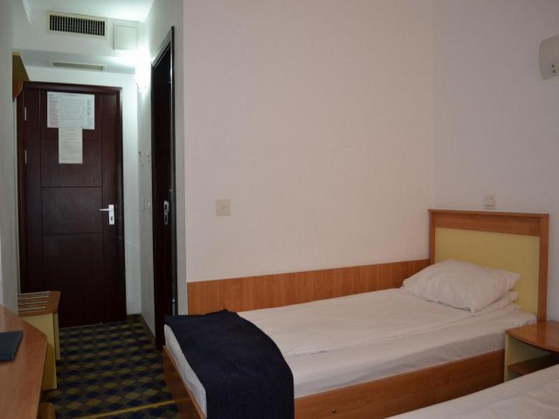 Plus Hotel Крайова Екстер'єр фото