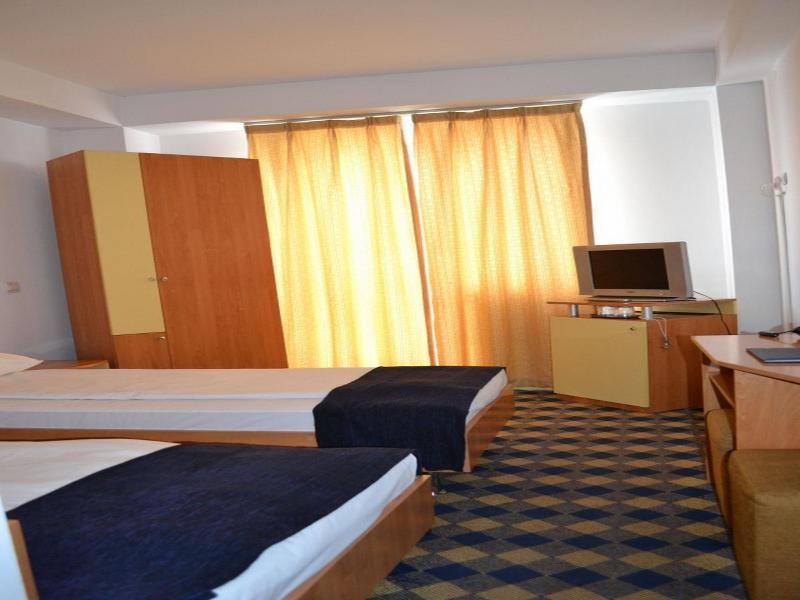 Plus Hotel Крайова Екстер'єр фото