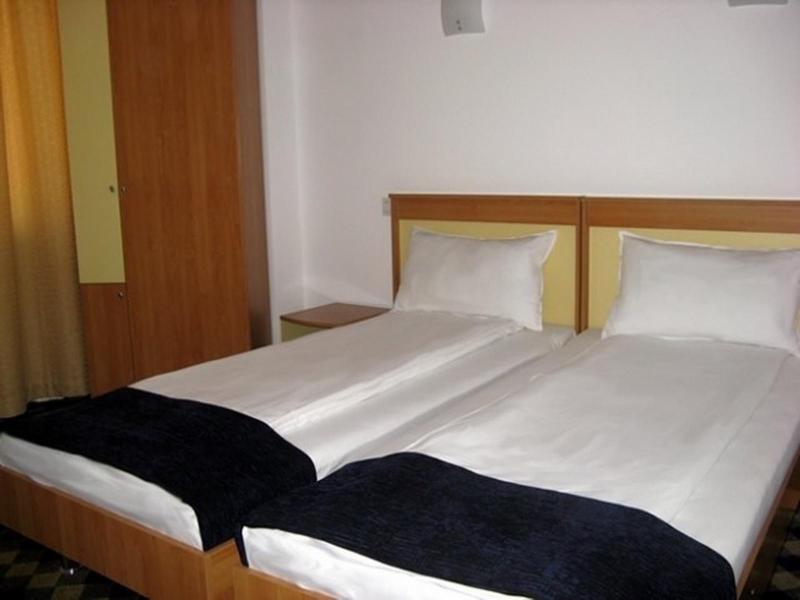 Plus Hotel Крайова Екстер'єр фото