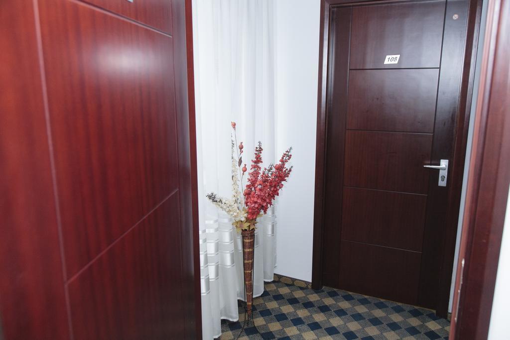 Plus Hotel Крайова Екстер'єр фото