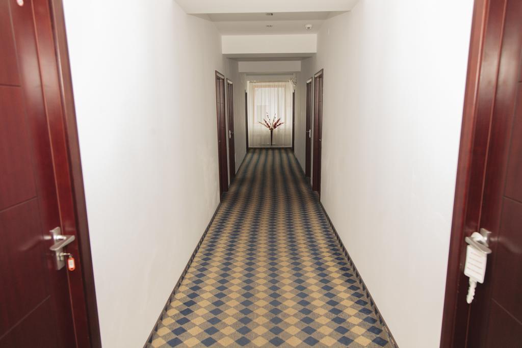 Plus Hotel Крайова Екстер'єр фото
