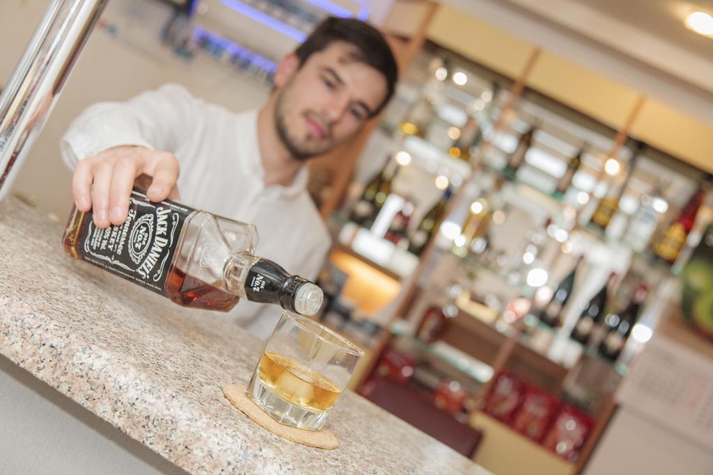 Plus Hotel Крайова Екстер'єр фото