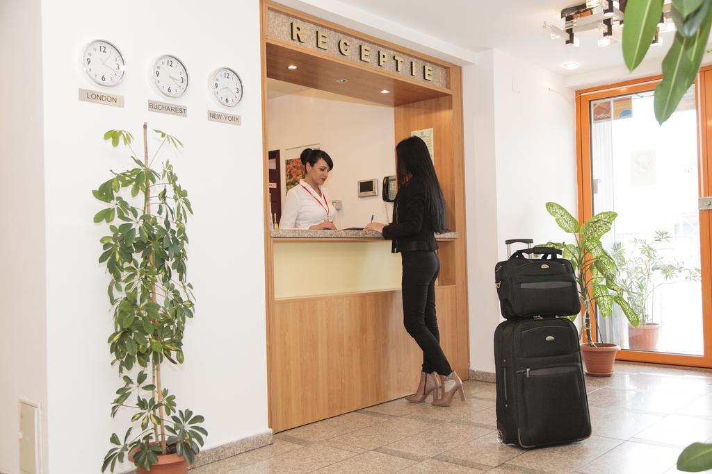 Plus Hotel Крайова Екстер'єр фото