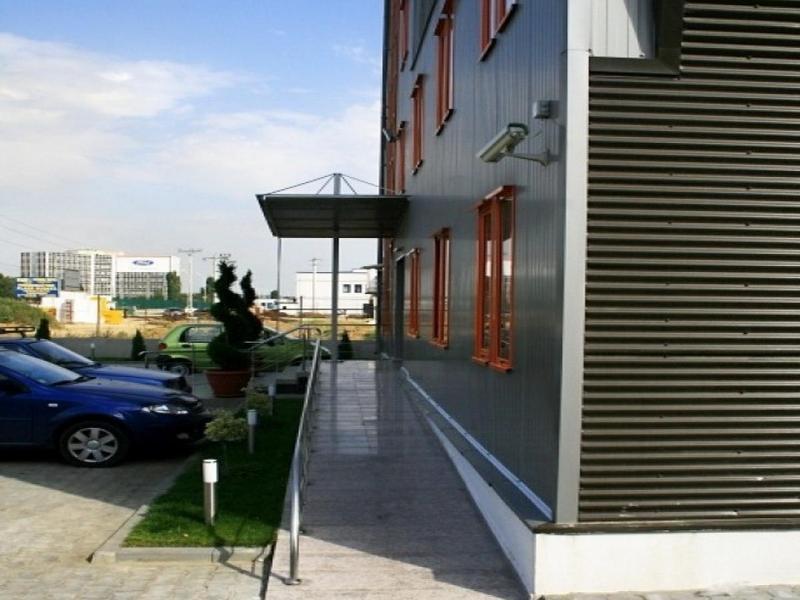 Plus Hotel Крайова Екстер'єр фото