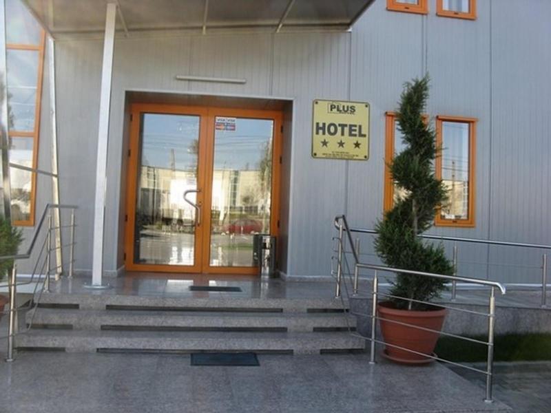 Plus Hotel Крайова Екстер'єр фото