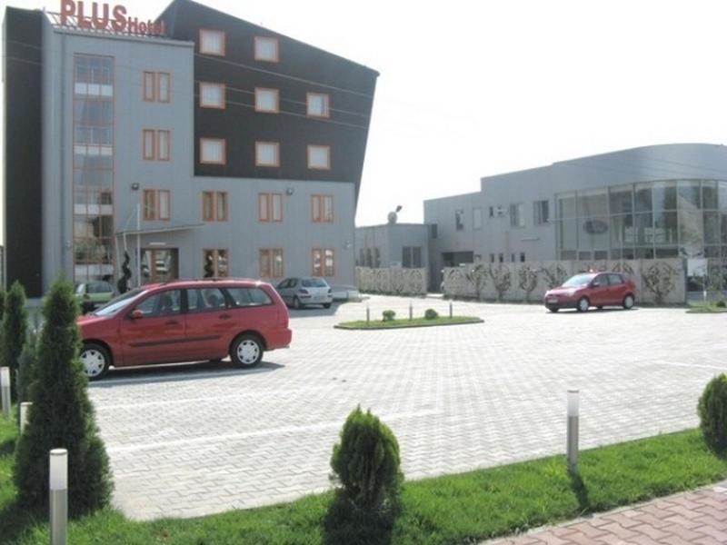 Plus Hotel Крайова Екстер'єр фото