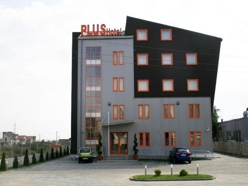 Plus Hotel Крайова Екстер'єр фото