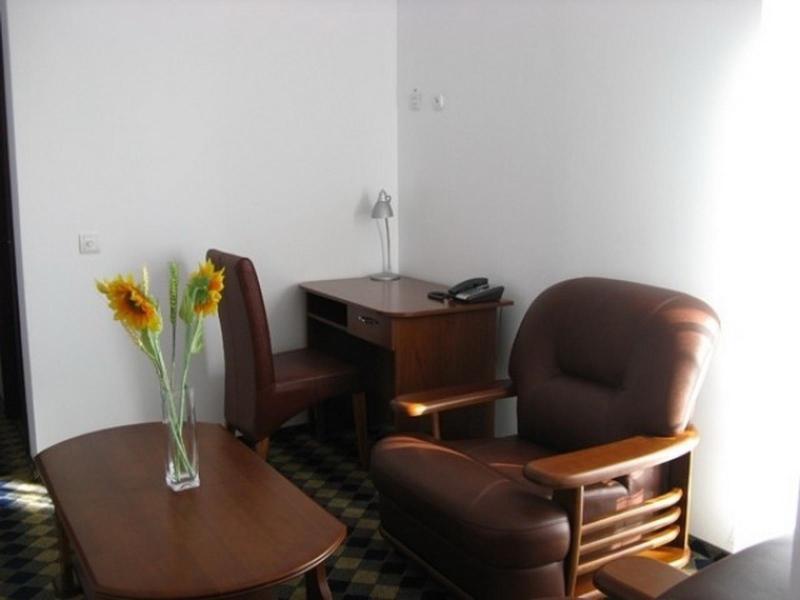 Plus Hotel Крайова Екстер'єр фото